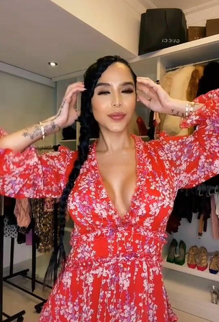 Más caliente Jessi Pereira enseña escote con Vestido Floral