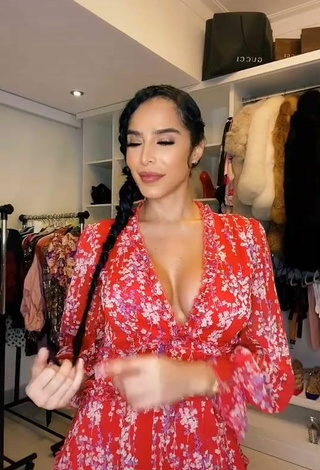 3. Más Caliente Jessi Pereira Enseña Escote Con Vestido Floral