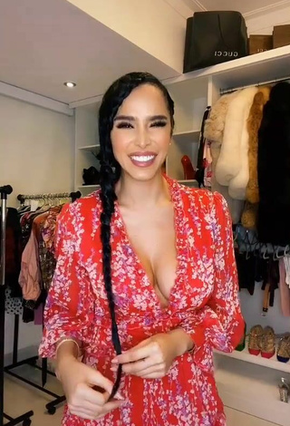 4. Más Caliente Jessi Pereira Enseña Escote Con Vestido Floral