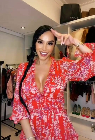 5. Más Caliente Jessi Pereira Enseña Escote Con Vestido Floral