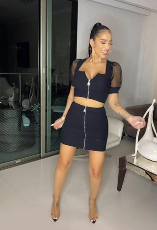 Adorable Jessi Pereira enseña escote con Top Corto Negro