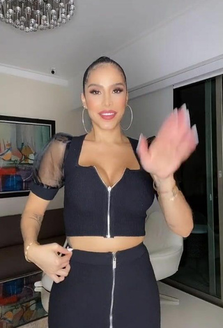 Increíble Jessi Pereira enseña escote con Top Corto Negro