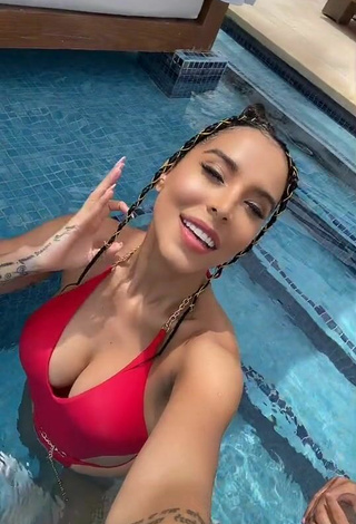 Sexy Jessi Pereira enseña escote con Traje de Baño Rojo en la piscina