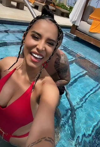 4. Sexy Jessi Pereira Enseña Escote Con Traje De Baño Rojo En La Piscina