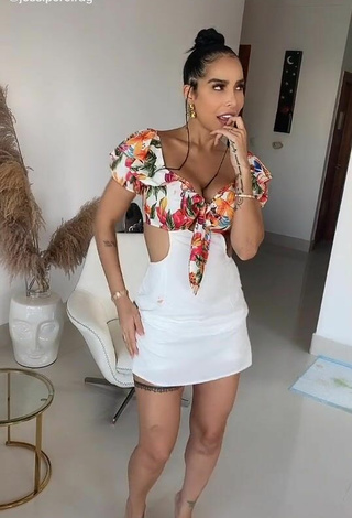 3. Sexy Jessi Pereira Enseña Escote Con Mono Floral