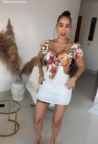 4. Sexy Jessi Pereira Enseña Escote Con Mono Floral