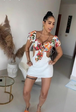 5. Sexy Jessi Pereira Enseña Escote Con Mono Floral