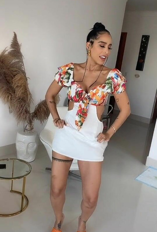 6. Sexy Jessi Pereira Enseña Escote Con Mono Floral