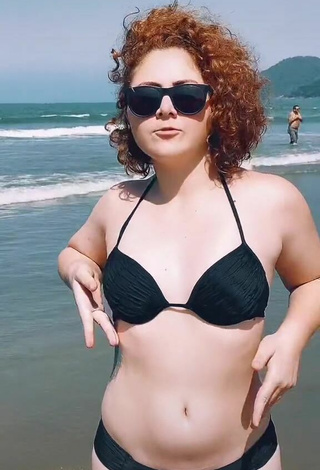 Sexy Jessyrobot con Bikini Negro en la playa