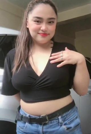 3. Hermosa Joanne Duldulao Con Top Corto Negro Y Tetas Saltarinas