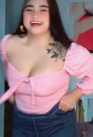 1. Sexy Joanne Duldulao Enseña Escote Con Top Rosa Y Senos Saltarines