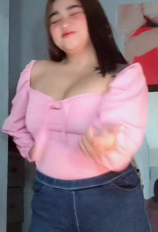 3. Sexy Joanne Duldulao Enseña Escote Con Top Rosa Y Senos Saltarines