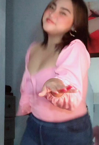 5. Sexy Joanne Duldulao Enseña Escote Con Top Rosa Y Senos Saltarines