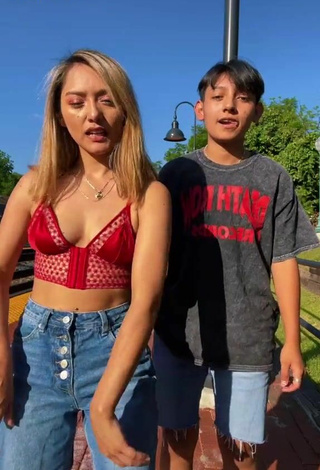 Guapísima Joshy y naho con Atractivos Top Corto Rojo