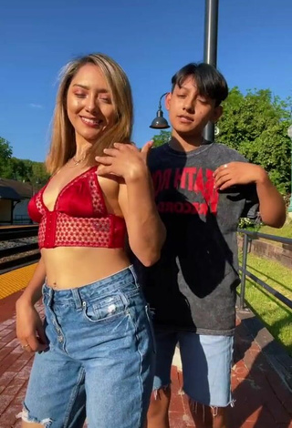 3. Guapísima Joshy Y Naho Con Atractivos Top Corto Rojo