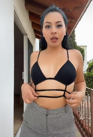 Hermosa Karen Bustillos con Top Bombacho Negro mientras hace twerking