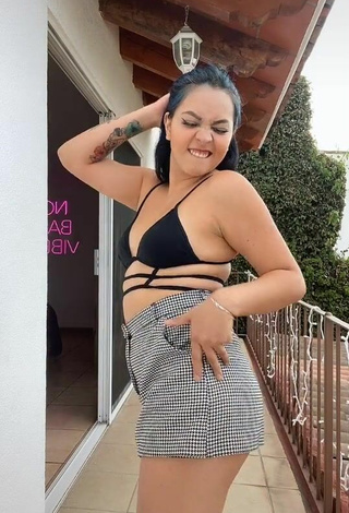 6. Caliente Karen Bustillos Con Top Bombacho Negro En El Balcón Mientras Hace Twerking