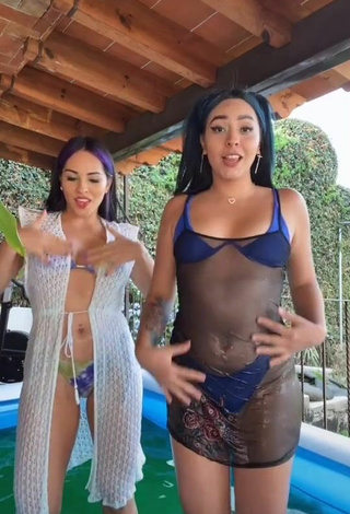 Caliente Karen Bustillos  en la piscina y Pechos Saltarinas