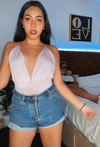 Guapísima Karen Bustillos con Atractivos Top Blanco