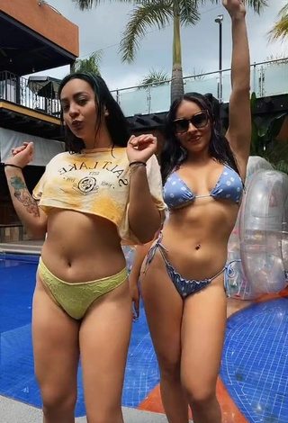 4. Sexy Karen Bustillos Con Top Corto En La Piscina