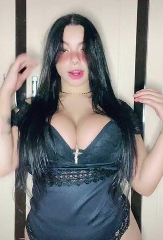 Guapísima Karniello enseña escote con Atractivos Lencería Negro y Tetas Saltarinas