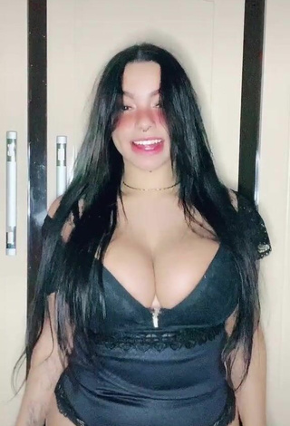 2. Guapísima Karniello Enseña Escote Con Atractivos Lencería Negro Y Tetas Saltarinas