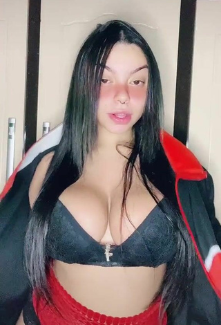 Sexy Karniello con Bragas Rojo y Tetas Saltarinas