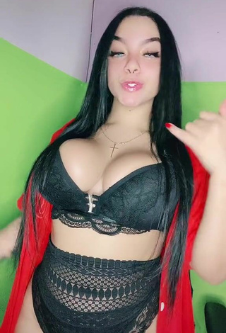 2. Atractiva Karniello Con Seductores Bragas Negro Y Tetas Saltarinas