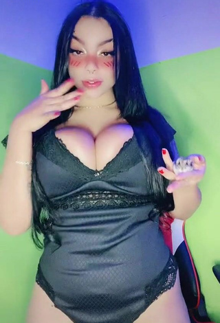 Guapísima Karniello enseña escote con Atractivos Traje de Cuerpo Negro y Tetas Saltarinas