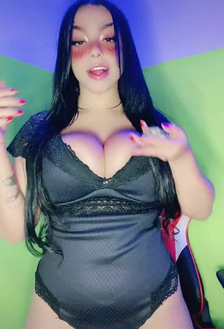 2. Guapísima Karniello Enseña Escote Con Atractivos Traje De Cuerpo Negro Y Tetas Saltarinas