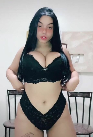 Linda Karniello con Encantadores Bragas Negro y Tetas Saltarinas