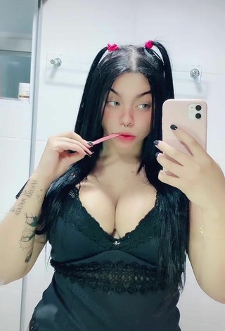 Sexy Karniello enseña escote con Traje de Cuerpo Negro y Tetas Saltarinas