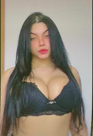 Magnética Karniello enseña escote con Sujetador Negro y Tetas Saltarinas