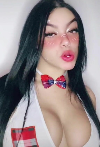 Bonita Karniello enseña escote con Top Corto Blanco y Tetas Saltarinas