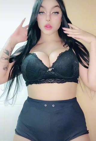 Karniello Parece Hermosa con Sujetador Negro