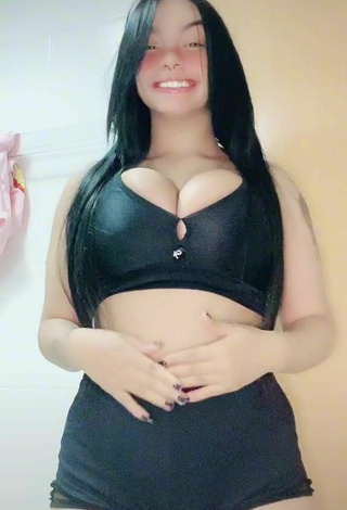 2. Atractiva Karniello Enseña Escote Con Seductores Top Corto Negro Y Tetas Saltarinas