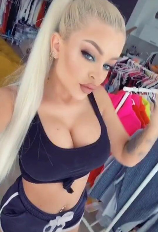 3. Sexy Katja Krasavice Enseña Escote Con Top Corto Negro