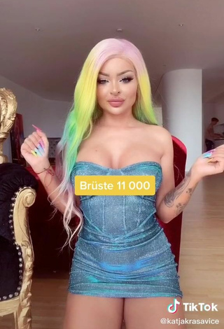 5. Bonita Katja Krasavice Enseña Escote Con Vestido Azul