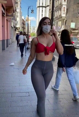 Kiarablaysexy Enseña el culo en una calle