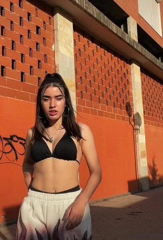 Linda Kiara Brunett con Encantadores Sujetador de Bikini en una calle