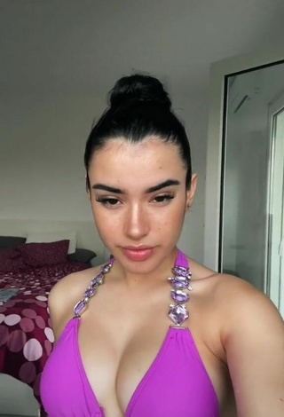 Maravillosa Kiara Brunett con Sujetador de Bikini