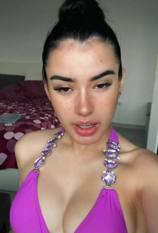 Sensual Kiara Brunett enseña escote con Fascinantes Sujetador de Bikini