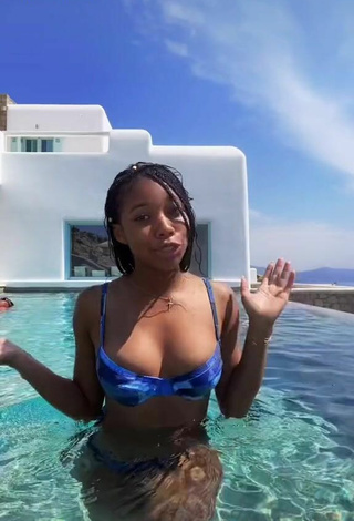 2. Caliente Kyla Drew Simmons Enseña Escote Con Bikini Azul En La Piscina