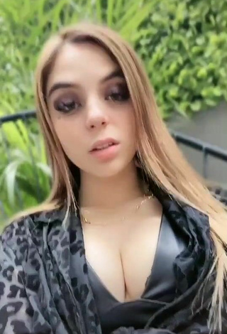 Sexy Laila Montero enseña escote con Top Negro