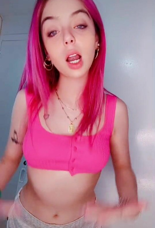 Preciosa Laila Montero con Top Corto Rosa