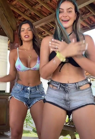 Bonita Lais Bianchessi Enseña Escote y Tetas Saltarinas