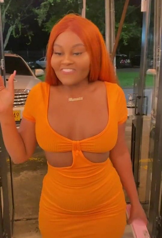 Caliente Lajesuu enseña escote con Vestido Naranja