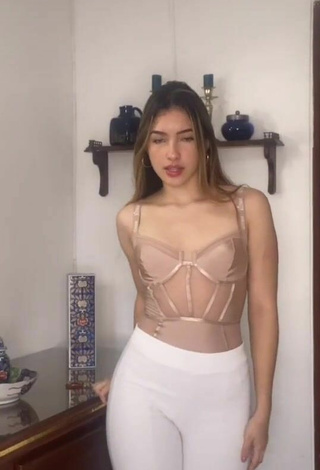 Caliente Laura Jaramillo con Top Beige