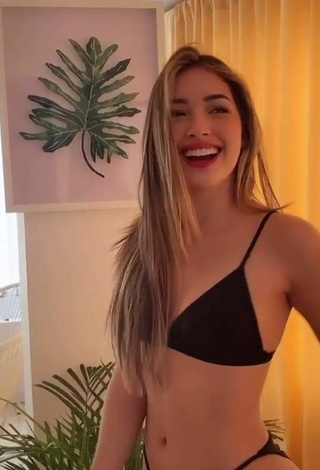 2. Sexy Laura Jaramillo Con Bikini Negro