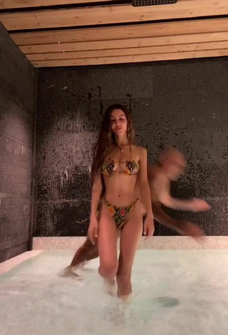 Sexy Leila Enseña Piernas en la piscina